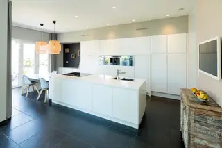 Foto original da cozinha planejada, enviada pelo corretor.